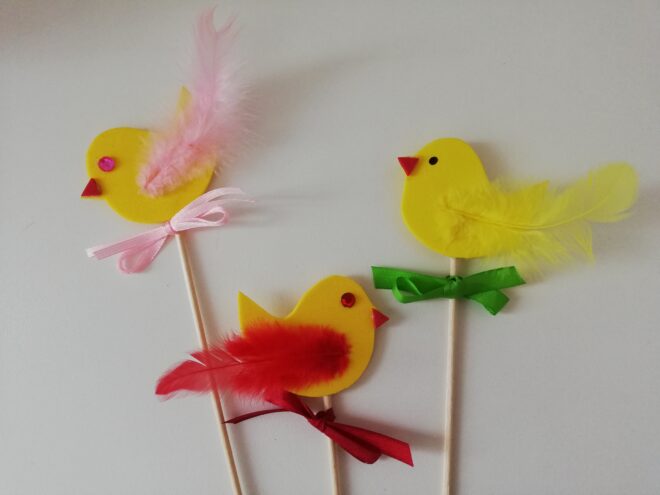 Barevné varianty velikonoční dekorace - zápich kuře